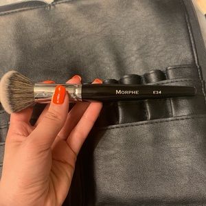 Morphe brush bag 💼 includes a E 34 brush